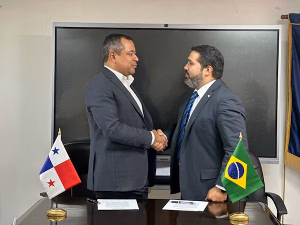 El Ministerio de Desarrollo Agropecuario de Panamá (MIDA), a través de la Dirección Nacional de Sanidad Vegetal, recibió recientemente, la visita de una delegación del Ministerio de Agricultura y Ganadería de Brasil, con la cual está trabajando en la elaboración de un convenio de cooperación destinado a mejorar las capacidades de los laboratorios de Diagnóstico y de Análisis de Residuos de Plaguicidas en Panamá.