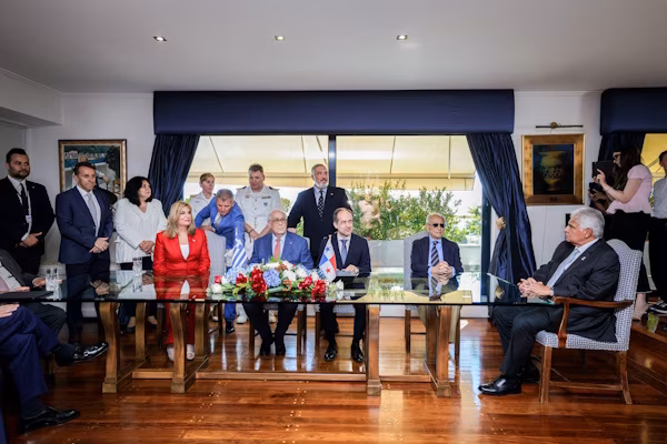 • Tsakos Shipping & Trading, uno de los principales grupos navieros de Grecia, anunció que cuatro buques tanqueros panamax. actualmente en construcción, serán registrados bajo bandera panameña. - El presidente de la República de Panamá, José Raúl Mulino, participó este miércoles, 3 de junio en Grecia, como testigo de honor en la firma de un Memorando de Entendimiento entre la empresa panameña Nautilus Manning Agency, S.A. y la naviera griega Tsakos Shipping & Trading, iniciativa que ayudará a generar nuevas oportunidades de empleo y capacitación para marinos panameños.
