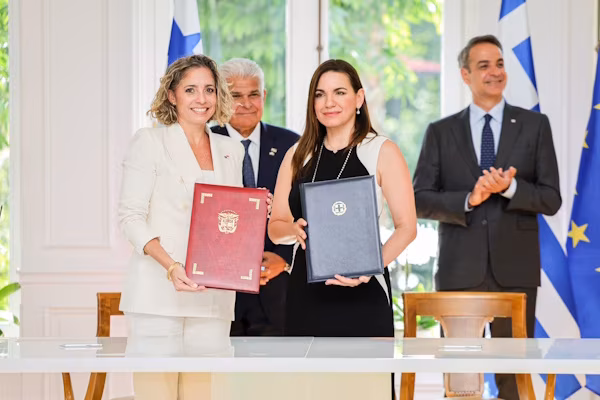 -Ambos mandatarios destacaron la importancia del sector marítimo y el comercio internacional eficiente.- Después de reunirse con el presidente de la República Helénica, Konstantínos Tasoúlas, el presidente de la República de Panamá, José Raúl Mulino sostuvo una reunión bilateral este martes, 2 de mayo, con el primer ministro de Grecia, Kyriakos Mitsotakis. A lo largo de este encuentro, se trataron temas de interés común con miras a garantizar un comercio eficiente, la evolución de los procesos democráticos en Latinoamérica, así como temas concernientes con el sector marítimo y la industria naviera.