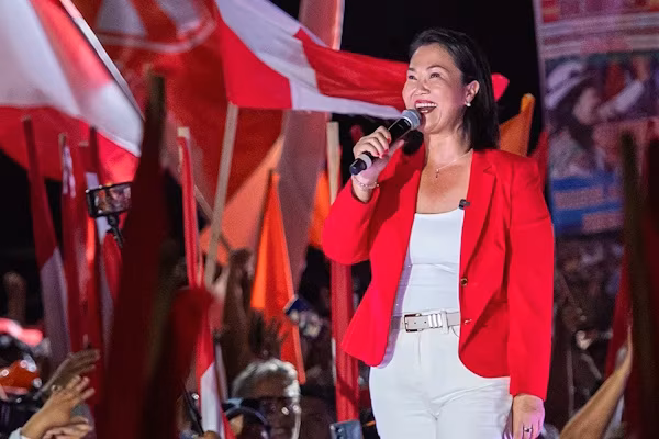 Lima (EFE).- La derechista Keiko Fujimori ganó las elecciones presidenciales de Perú para el periodo 2026-2031, tras el cierre del escrutinio de la segunda vuelta electoral 22 días después de la votación, y comentó este lunes que recibía los resultados con gran responsabilidad porque estará al frente de un país “dividido”.