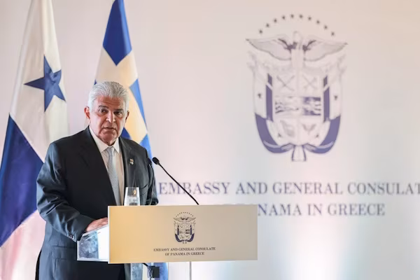 • Unos 500 barcos de propietarios griegos utilizan la bandera panameña para su navegación y el comercio marítimo internacional. El presidente de la República de Panamá, José Raúl Mulino, sostuvo un encuentro con la comunidad de armadores griegos y el sector marítimo de alto nivel, ante quienes expuso el plan que impulsa Panamá a fin de aumentar el valor de su bandera como Registro de Naves. Esto permitirá captar más clientes y posesionarse como uno de los mayores competidores en el abanderamiento de naves.