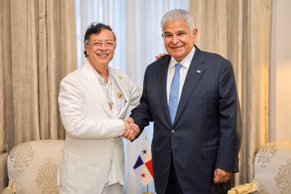 El presidente de la República de Panamá, José Raúl Mulino, recibió este lunes en su despacho a su homólogo de la República de Colombia, Gustavo Petro, en donde sostuvo una reunión bilateral en el ámbito de las celebraciones del Bicentenario del Congreso Anfictiónico de Panamá. Durante el desarrollo de este encuentro, el mandatario panameño estuvo acompañado del ministro de Relaciones Exteriores, Javier Martínez-Acha. Mientras que, Petro llegó en compañía de su canciller, Rosa Villavicencio, y del embajador de Colombia en Panamá, Fabio Mariño.