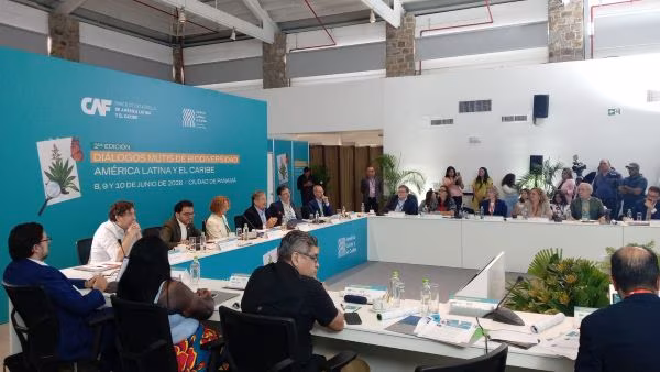 Debaten sobre políticas ambientales.