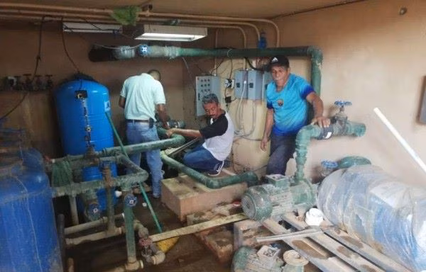 Controlan fuga de agua en Hospital de Chitré.