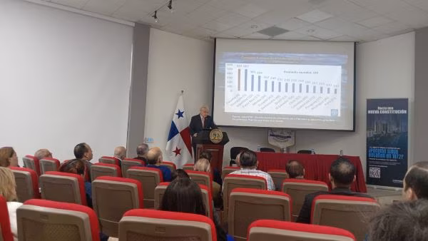 Debaten sobre el futuro del agua en Panamá.