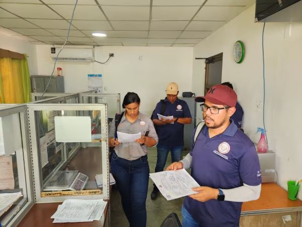 Estudiantes en gira a dirección de cuarentena.