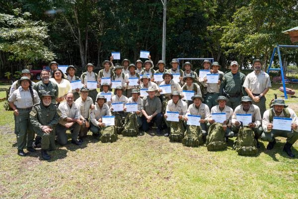 Nuevos guardaparques recibieron sus diplomas.