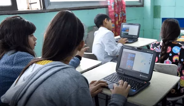 Estudiantes panameños recibirán laptop.