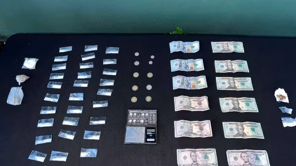 Más de 500 dólares en efectivo fueron incautados.