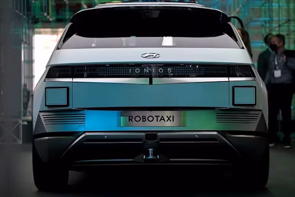 Madrid (EFE).- El transporte urbano autónomo denominado ‘robotaxi‘ inaugurará su operativa en España a final de año en Madrid, a través de la aplicación de Uber y en colaboración con el Gobierno de la Comunidad autónoma.