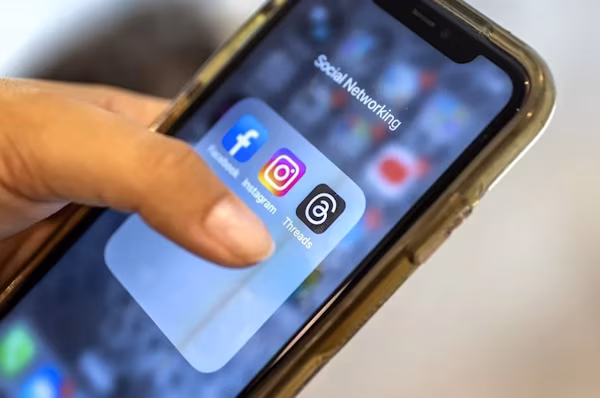 Londres (EFE).- El primer ministro británico, el laborista Keir Starmer, anunció este lunes que el Reino Unido prohibirá el uso de las redes sociales a los menores de 16 años y tomará medidas sobre la comunicación en ‘chats’ de juegos con desconocidos. La medida del Gobierno, cuyo objetivo es proteger a los niños de los peligros en línea, sigue a la adoptada en 2025 por Australia, primer país del mundo en introducir una prohibición de este tipo.