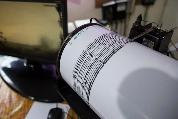 Tokio (EFE).- Un terremoto de magnitud 5,5 sacudió este martes el este de Japón, generando fuertes sacudidas en Tokio, aunque las autoridades no emitieron ninguna alerta por tsunami ni reportaron daños. El sismo tuvo lugar sobre las 19.46 hora local (10.46 GMT) con epicentro a unos 50 kilómetros de profundidad bajo la prefectura japonesa de Ibaraki, muy cerca de Tokio, según datos de la Agencia Meteorológica de Japón (JMA).