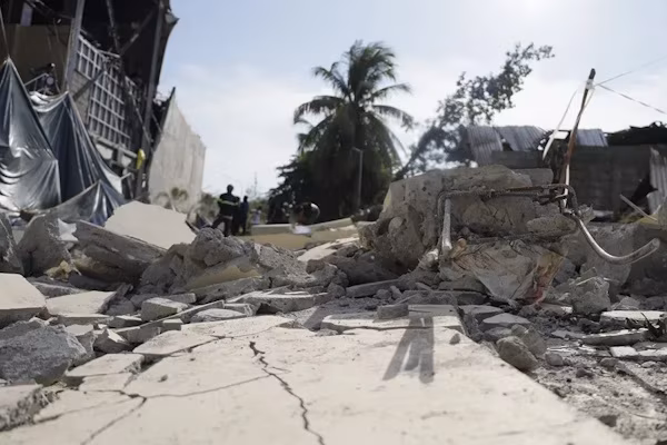 Bangkok (EFE).- El terremoto de magnitud 7,8 que azotó la semana pasada la sureña isla filipina de Mindanao elevó el lecho marino hasta dos metros, dejando al descubierto miles de corales, e hizo retroceder unos 200 metros la línea de costa, apuntaron las autoridades locales, que informaron este lunes de 65 fallecidos y 36 desaparecidos.