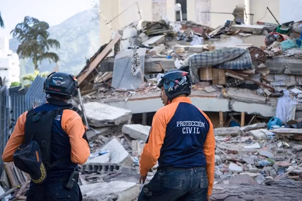 Caracas (EFE).- Caracas despertó este jueves entre escombros de edificios y restos de materiales que se desprendieron de cientos de inmuebles durante los dos fuertes terremotos que sacudieron en la víspera una zona del centro de Venezuela y dejaron al país suramericano sumido en una emergencia de proporciones aún desconocidas.