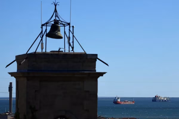 Madrid (EFE).- El precio del barril de petróleo brent para entrega en agosto cotiza con una subida del 0,9 % este viernes y recupera los 80 dólares, a la espera de que Estados Unidos e Irán se reúnan para negociar el acuerdo definitivo de paz.