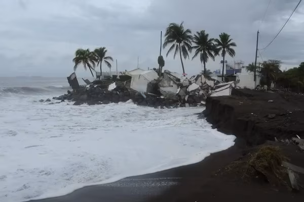 Ciudad de Guatemala (EFE).- Las secuelas de la tormenta tropical Cristina han evidenciado la vulnerabilidad de las poblaciones del Pacífico de Guatemala, donde el aumento del nivel del océano y el fuerte oleaje no solo destruyen residencias, sino que transforman la geografía local.