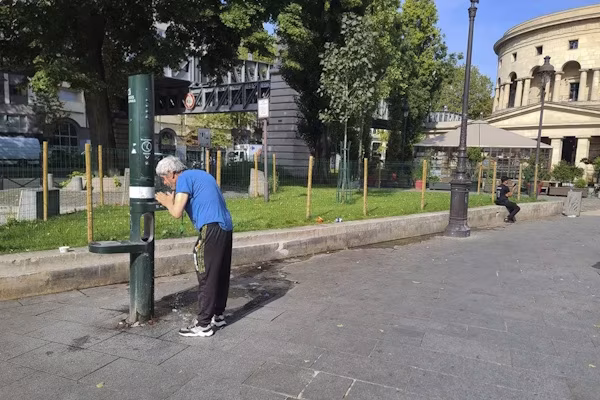 París (EFE).- Dos niños de 2 y 4 años fallecieron este lunes en la ciudad francesa de Carpentras (sureste) dentro del coche de su madre, que se estaba estacionado en un aparcamiento, aparentemente atrapados en el interior en plena ola de calor. El diario La Provence explicó que la policía fue alertada a las 13.10 locales (11.10 GMT), y que a pesar de que los bomberos acudieron para intentar reanimarlos, nada se pudo hacer para salvarles la vida.