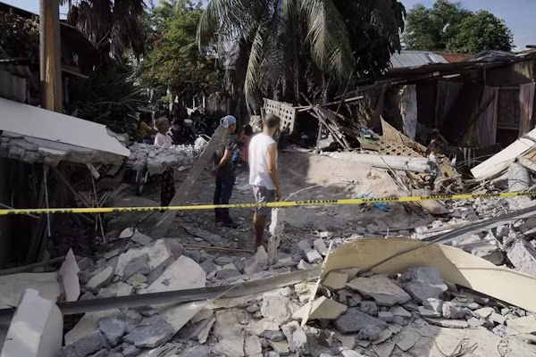 Bangkok (EFE).- Las autoridades de Filipinas elevaron este miércoles a 45 el número de fallecidos y a 17 el de desaparecidos por el terremoto de magnitud 7,8 que sacudió el lunes la isla sureña de Mindanao, mientras continúan las operaciones de búsqueda y rescate en las zonas más afectadas.