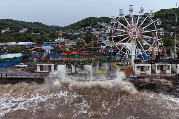 San Salvador (EFE).- Más de 200 personas en albergues, daños en escuelas públicas y viviendas, inundaciones urbanas y deslizamientos de tierra ha dejado hasta este jueves en El Salvador la influencia de la tormenta tropical Cristina, ya degradada a depresión tropical, informaron funcionarios del Gobierno, sin reportar víctimas.