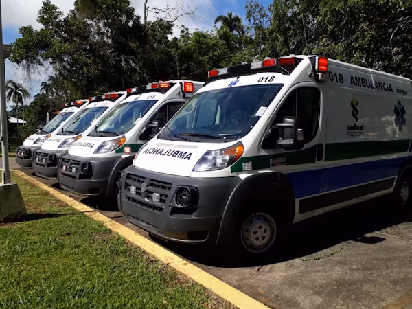 Los vehículos permiten el traslado seguro de pacientes hacia instalaciones de mayor complejidad. El MINSA clasifica las ambulancias en básicas y avanzadas, según la necesidad médica. El Ministerio de Salud de Panamá (MINSA) cuenta actualmente con una flota operativa de entre 100 y 120 ambulancias a nivel nacional. Estos vehículos son clave para trasladar a los pacientes desde centros de salud hacia hospitales con más recursos. A este respecto, el coordinador nacional de Emergencias del Ministerio de Salud, Dr. Vicente Oliver Paredes, explicó que, la flota se divide en dos tipos. Detalló que, las ambulancias básicas sirven para el transporte de pacientes estables que no requieren atención de emergencia o prehospitalaria en el camino.