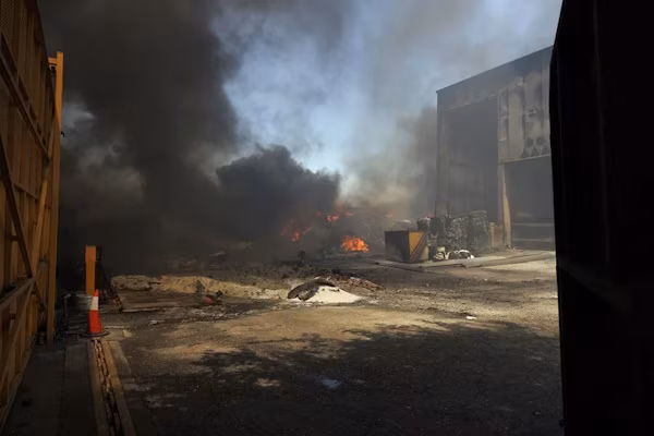 Atenas (EFE).- Los bomberos lograron controlar este lunes el incendio en una planta de reciclaje en las afueras de Salónica, pero la nube tóxica generada por el siniestro alcanzó la región de Atenas, situada a unos 300 kilómetros al sur, y las autoridades sanitarias han pedido a cientos de miles de personas no salir de sus casas por la presencia en el aire de sustancias peligrosas.