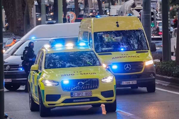 Bruselas (EFE).- Al menos cinco personas que se encontraban en un ascensor han muerto en un incendio registrado a primera hora de este martes en un edificio en obras en el centro de Bruselas, según confirmó la Fiscalía de Trabajo belga a la prensa local, que señaló que se busca aún a una persona, que posiblemente también ha fallecido.