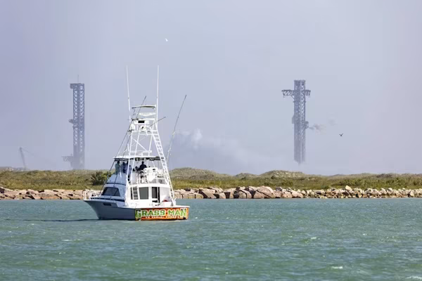 Miami (EE.UU.) (EFE).- SpaceX sufrió este lunes la segunda postergación de un lanzamiento a escasos segundos del despegue, después de que el pasado jueves ya se hubiera abortado la decimotercera prueba de su nave Starship. La compañía espacial fundada por Elon Musk tenía previsto poner en órbita 24 satélites de su constelación Starlink desde la base aérea de Vandenberg, en California (EEUU), pero el lanzamiento del cohete Falcon 9 fue abortado justo cuando comenzaban a encenderse los motores del vehículo.