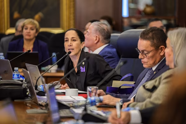 El Consejo de Gabinete de Panamá aprobó, este martes, dos resoluciones por las cuales se autoriza un crédito adicional suplementario al Presupuesto General del Estado, con asignaciones de B/.4.2 millones a favor de la Autoridad Nacional de Descentralización (AND) y B/.5.1 millones al Ministerio de Cultura (MiCultura). Estas asignaciones presupuestarias corresponden a la vigencia fiscal 2026. El crédito para la AND, por la suma de B/. 4,249,161.00, incorpora recursos financieros para efectuar las transferencias pendientes de vigencias expiradas de los años 2022 y 2023, de acuerdo con la resolución 77-26.