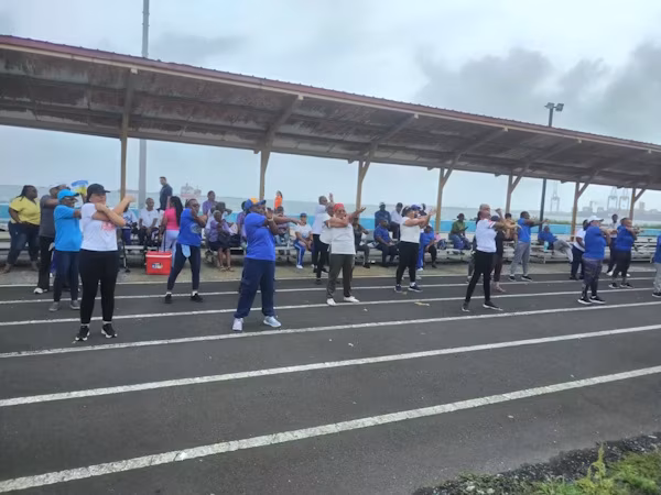 Recientemente, más de un centenar de adultos mayores fueron partícipes en los Juegos Regionales del Programa de la Tercera Edad de la Caja de Seguro Social (CSS), una iniciativa que impulsa el envejecimiento activo, la actividad física y la integración social como pilares para tener una mejor calidad de vida. Es por ello por lo que, durante los días 10 y 11 de julio, la provincia de Colón se convirtió en sede de esta jornada deportiva y recreativa, en la cual participaron representantes de más de diez grupos de la tercera edad de las diferentes policlínicas de la CSS.