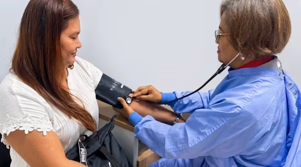 La diabetes y la hipertensión arterial son las principales enfermedades no transmisibles asociadas al desarrollo de la enfermedad renal crónica. Cuando estas no se controlan a tiempo, pueden dañar los riñones de manera silenciosa y aumentar el riesgo de que el paciente requiera tratamiento de hemodiálisis. Sobre este contexto, el coordinador nacional de Hemodiálisis de la Caja de Seguro Social (CSS), Dr. Francisco Vargas, aclaró que, la mayoría de los casos de enfermedad renal crónica, pueden prevenirse mediante un diagnóstico oportuno y el adecuado control de estas enfermedades.