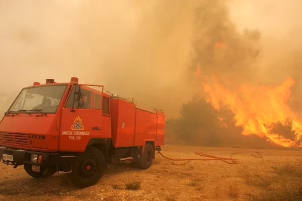 Atenas (EFE).- Dos bomberos perdieron la vida este miércoles mientras participaban en las tareas de extinción de un incendio forestal en la isla griega de Creta, en el Mediterráneo oriental, confirmó el Cuerpo de Bomberos. “Durante una operación de extinción de un incendio forestal en la zona de Krya Vrysi, en Rétino (región de Creta), han perdido la vida dos bomberos”, señaló el Cuerpo de Bomberos en un comunicado.