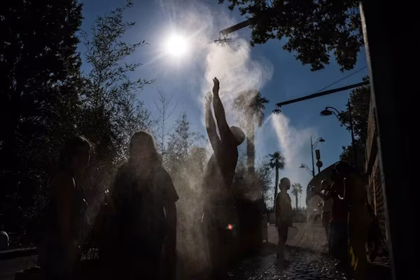 París (EFE).- Al menos dos personas han fallecido y 53.000 hogares permanecen sin luz a consecuencia del temporal de tormentas que ha vivido Francia en las últimas horas tras la tercera gran ola de calor del año. Las muertes tuvieron lugar en los departamentos de Haute-Vienne (Nueva Aquitania, en la zona centro-oeste de Francia) y en Isère (Auvernia-Ródano-Alpes, en el sureste del país), informó este viernes el diario Le Parisien.