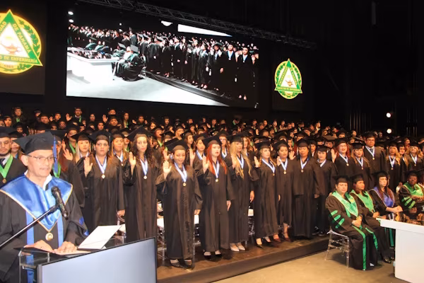 Un total de 206 nuevos profesionales obtuvieron sus títulos en fecha reciente, durante la ceremonia de graduación de la promoción 2025-2026 de la Facultad de Enfermería de la Universidad de Panamá (UP), acto en el que se hizo un llamado a fortalecer una práctica basada en el conocimiento científico, la empatía y el compromiso con los pacientes.