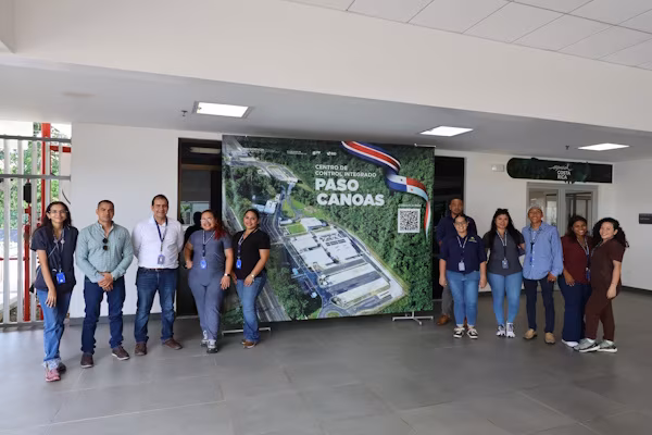 Como parte de su proceso de formación profesional dentro del Ministerio de Desarrollo Agropecuario de Panamá (MIDA), los médicos veterinarios internos efectuaron recientemente, una gira técnica por distintos puestos de control de la Dirección Ejecutiva de Cuarentena Agropecuaria, con el fin de conocer de primera mano las funciones que desempeña el médico veterinario en la protección del patrimonio fitozoosanitario nacional. Esta jornada comenzó en el puesto de control de movilización interna de animales, situado en Divisa, donde los participantes pudieron observar el proceso de inspección de animales destinados a su traslado dentro del país. Durante esta visita, además conocieron, los procedimientos para verificar el cumplimiento de los requisitos zoosanitarios, las condiciones sanitarias de los vehículos de transporte y los criterios de bienestar animal, aspectos sobre los cuales el personal técnico también orienta a los productores para garantizar una movilización segura y adecuada.