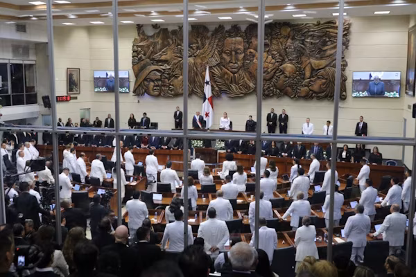 • Presidente anuncia nuevas inversiones para fortalecer la atención oncológica y ampliar el acceso a medicamentos. • Farmacias privadas ofrecerán 140 medicamentos a bajo costo para beneficio de la población. • MINSA recuperará este año más de 240 instalaciones de salud en todo el país. • Autoridades reiteran que el norovirus en Chiriquí es un virus estacional y hacen un llamado a reforzar las medidas de higiene. Durante la instalación de la nueva Junta Directiva de la Asamblea Nacional de Panamá, el presidente de la República de Panamá, José Raúl Mulino, presentó los principales avances alcanzados por el Gobierno Nacional en materia de salud en el transcurso de sus dos primeros años de gestión, destacando proyectos de infraestructura, modernización de los servicios y acciones para ampliar el acceso de la población a medicamentos.