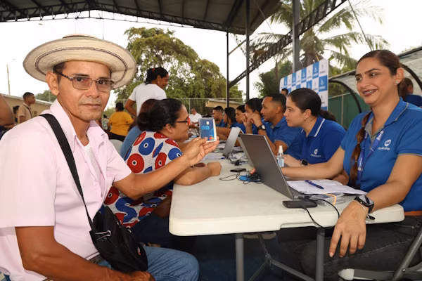 El Instituto para la Formación y Aprovechamiento de Recursos Humanos (IFARHU) recuerda a los acudientes de la provincia de Coclé que continúa la entrega de las tarjetas para el cobro del PASE-U en los distritos de Aguadulce y Penonomé, proceso que se extenderá hasta el sábado 25 de julio. Los acudientes deben presentarse en el punto que les corresponde, según el cronograma publicado en la página web del IFARHU, con la cédula vigente y la aplicación Punch by Caja de Ahorros previamente descargada en su teléfono celular para realizar la validación. Quienes lo deseen también podrán retirar la tarjeta física durante el proceso.