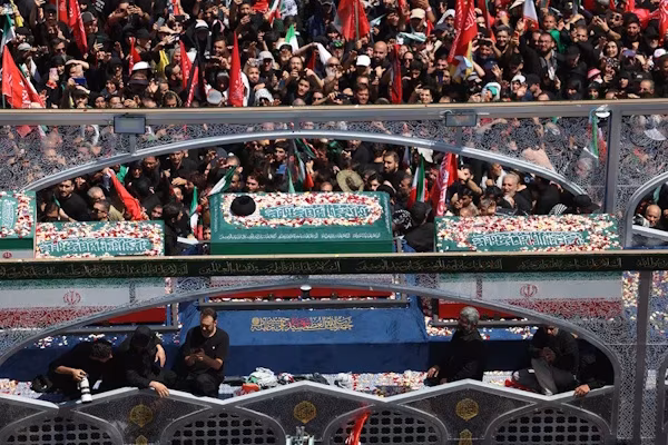 Teherán (EFE).- Millones de iraníes participaron este lunes en la procesión fúnebre del asesinado líder supremo Alí Jameneí, con gritos de venganza por su muerte en el primer día de la guerra con Israel y Estados Unidos, el 28 de febrero.