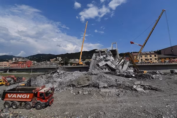 Roma (EFE).- El Tribunal de la ciudad italiana de Génova (noroeste) ha dictado este jueves la primera sentencia por el trágico derrumbe del puente Morandi en 2018, en el que murieron 43 personas, y ha condenado a un total de 32 responsables de su gestión y mantenimiento.
