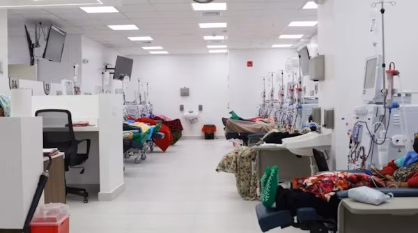 Con miras a mejorar la calidad de la atención que se ofrece a los pacientes renales, este lunes 13 de julio inició operaciones la nueva y moderna sala de hemodiálisis del Instituto de los Trabajadores “Dr. Francisco Díaz Mérida”, ubicado en el antiguo edificio Renta 5, en Calidonia. Equipada con 27 máquinas de última generación, esta nueva sala dispondrá de una capacidad para atender a 158 pacientes crónicos, distribuidos en tres turnos diarios, en jornadas de lunes, miércoles y viernes, así como de martes, jueves y sábado.