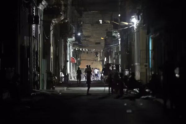 La Habana (EFE). – Los 9,4 millones de cubanos tendrán un promedio máximo de dos o tres horas de electricidad este viernes, una jornada en la que la estatal Unión Eléctrica (UNE) prevé que el mayor apagón deje a la vez sin suministro eléctrico al 72 % del país en el horario de máxima demanda (tarde-noche).