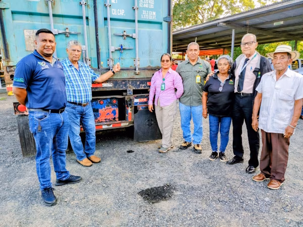 Con miras a fortalecer la producción agrícola e impulsar el desarrollo técnico del sector rural, el personal del Ministerio de Desarrollo Agropecuario (MIDA) de Panamá Oeste, llevó a cabo una jornada de capacitación técnica y entrega de fertilizantes, dirigida a pequeños productores de la comunidad de Monte Oscuro, en el distrito de Capira. Es bueno recordar que, estos fertilizantes forman parte de la donación del Reino de Marruecos al Gobierno de Panamá a fin de impulsar la sostenibilidad del campo.