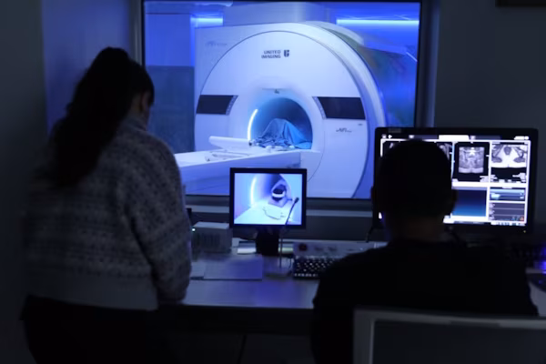 Muchos pacientes provenientes de Bocas del Toro, Veraguas, provincias centrales y las comarcas han sido beneficiados con los estudios de resonancia magnética. Con la instalación de un nuevo equipo se obtienen imágenes más claras para brindar un diagnóstico preciso a los pacientes. En solo cinco semanas se han efectuado 236 estudios de resonancia magnética en el Hospital Dr. José Félix Espinosa Barroso, en la provincia de Chiriquí, después que el Ministerio de Salud (MINSA), instalara este nuevo equipo por primera vez en esta instalación hospitalaria.