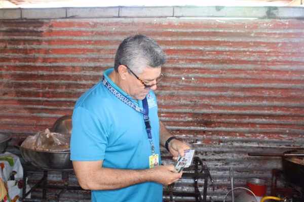 Con la intención de proteger la salud de la población y garantizar condiciones sanitarias apropiadas durante el desarrollo de las Fiestas Patronales de Santiago 2026, el personal del Departamento de Saneamiento Ambiental de la Región de Salud de Veraguas inició un amplio operativo de inspección y vigilancia en los puestos de venta ambulantes y transitorios situados en la avenida central de Santiago.