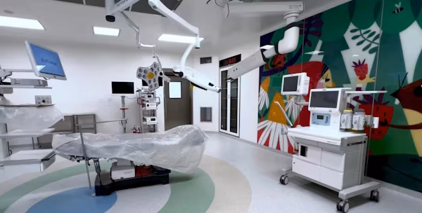 A partir de este lunes 6 de julio, el Hospital Pediátrico de Alta Complejidad de la Ciudad de la Salud puso a disposición del Hospital del Niño uno de sus quirófanos para la ejecución de cirugías ambulatorias y de baja complejidad, como parte de una estrategia de cooperación interinstitucional encaminada a disminuir la mora quirúrgica en pacientes pediátricos. “Los niños panameños no conocen del Ministerio de Salud ni de la Caja de Seguro Social; conocen de sus dolencias”, dijo el director médico del Hospital Pediátrico de Alta Complejidad, Dr. Alejandro Martínez, al resaltar que, esta iniciativa busca aprovechar la infraestructura disponible y ofrecer una atención más oportuna a la niñez del país.
