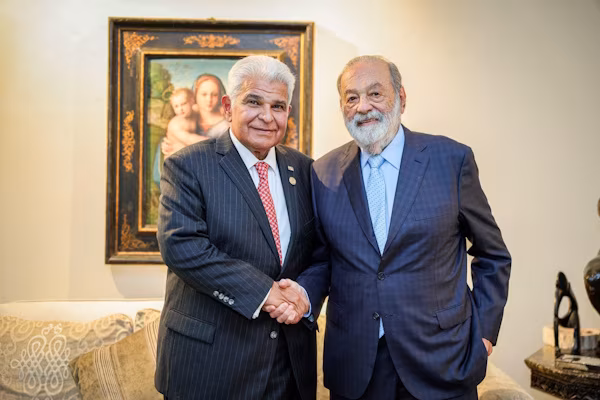 El empresario mexicano Carlos Slim, reconocido como el decimosexto hombre más rico del mundo, recibió este miércoles en su residencia, al presidente de Panamá, José Raúl Mulino, con quien conversó de temas económicos y geopolíticos ante la nueva realidad en el mundo. En esta cita igualmente trataron en lo relativo al potencial que tiene Panamá, abriendo oportunidades para las empresas mexicanas.