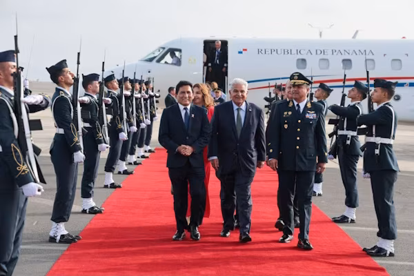 • El mandatario panameño fue recibido con honores un día previo a la ceremonia en la que también sostendrá la primera reunión bilateral con la presidenta peruana.- El presidente de la República de Panamá, José Raúl Mulino, llegó el lunes, 27 de julio de 2026 a la ciudad de Lima, Perú, a fin de participar, este martes, en la ceremonia de transmisión de mando en la que Keiko Fujimori asumirá la Presidencia de este país suramericano para el periodo 2026-2031. Mulino, quien estuvo acompañado de la primera dama, Maricel Cohen de Mulino, fue recibido con honores al llegar a Lima por parte del ministro de Producción, César Quispe.