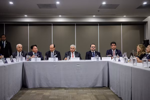 • El momento de invertir en Panamá es ahora, no después, señaló Mulino en su encuentro con más de 23 empresas mexicanas. El presidente de la República de Panamá, José Raúl Mulino, sostuvo este miércoles un encuentro con un grupo de 23 ejecutivos de reconocidas empresas mexicanas y gremios enfocados en sectores como desarrollo de infraestructura, tecnología, logística, transporte público, turismo, agroparques y otros, interesados en explorar nuevas oportunidades de negocios e inversión en Panamá.