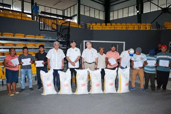 • Durante la gira de trabajo del Ejecutivo, el INADEH otorgó certificados técnicos en Administración Agropecuaria, Ambiente, Informática y Soldadura. El presidente de la República de Panamá, José Raúl Mulino, por medio del Ministerio de Desarrollo Agropecuario (MIDA) y el Instituto Nacional de Formación Profesional y Capacitación para el Desarrollo Humano (INADEH), hizo entrega de fertilizantes para la agricultura familiar a 350 pequeños productores y 15 huertos escolares, así como 20 certificados a técnicos en Administración Agropecuaria, Ambiente, Informática y Soldadura.