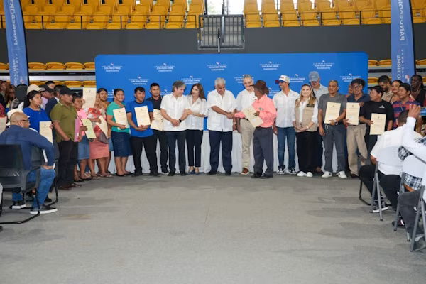 Unos 125 títulos de propiedad de tierras, que benefician 500 personas y 80 soluciones habitacionales, en beneficio de familias de Bocas del Toro, fueron entregados por el presidente de la República de Panamá, José Raúl Mulino, como parte de la jornada de trabajo por Changuinola, principal distrito de esta provincia.