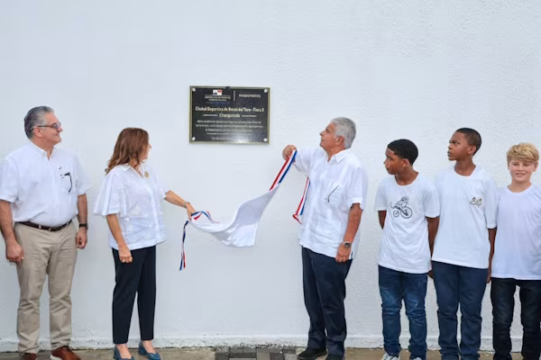 Una moderna arena multideportiva, un Centro de Alto Rendimiento (CAR) y una piscina olímpica —infraestructuras que forman parte de la fase 1 de la Ciudad Deportiva de Bocas del Toro— fueron entregadas a la comunidad bocatoreña y a sus atletas por el presidente de la República de Panamá, José Raúl Mulino, durante una jornada de trabajo en la provincia. La inauguración de estas instalaciones, ubicadas en el sector de Finca 8, distrito de Changuinola, marca un nuevo hito en la historia deportiva bocatoreña. Esta obra que fue llevada a cabo por Pandeportes con una inversión de B/.20,066,901.96, lo que fortalece la infraestructura deportiva al servicio de la provincia y del país.